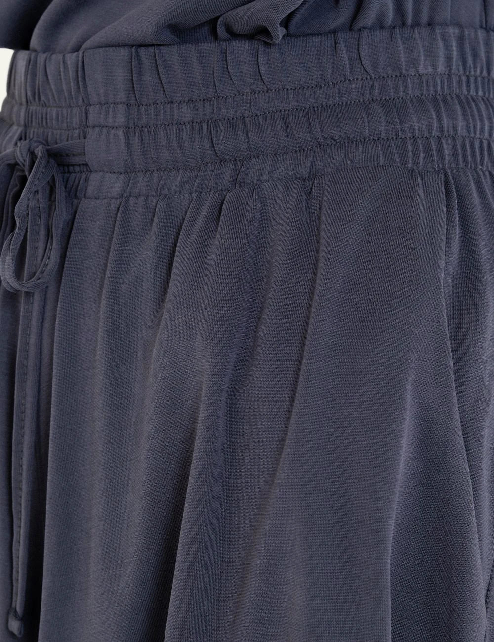 Philosophy basic cupro shorts dark blue relaxed fit front detail view