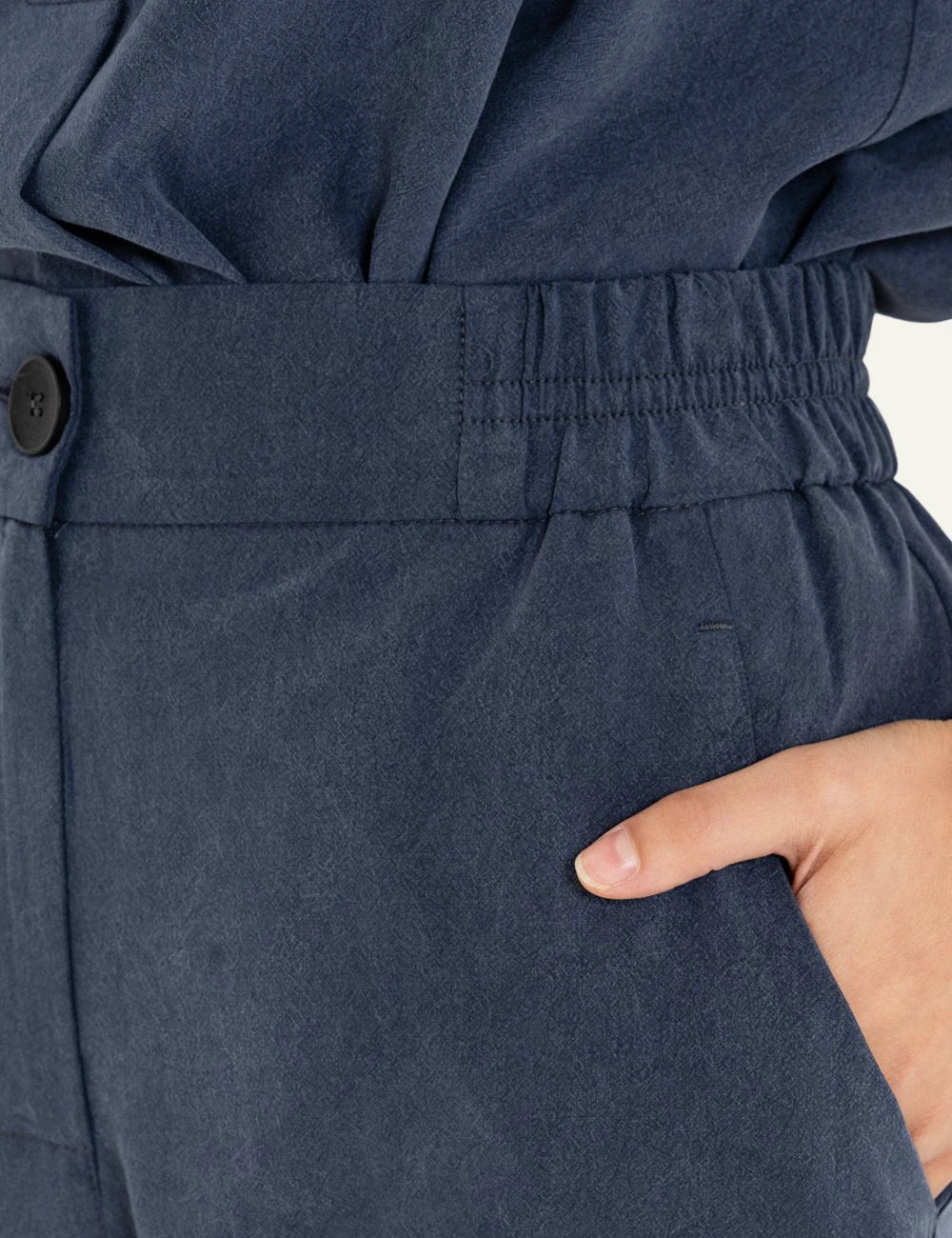 Philosophy loose pants dark blue relaxed fit front detail view