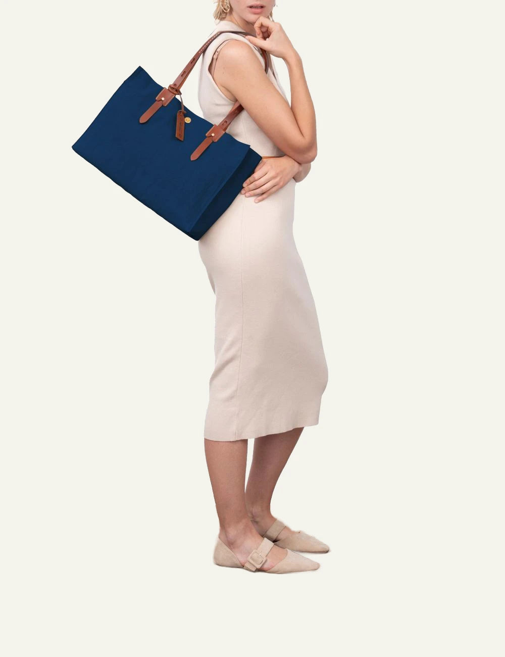 Roberta Pieri navy tote bag brown leather handles side model view