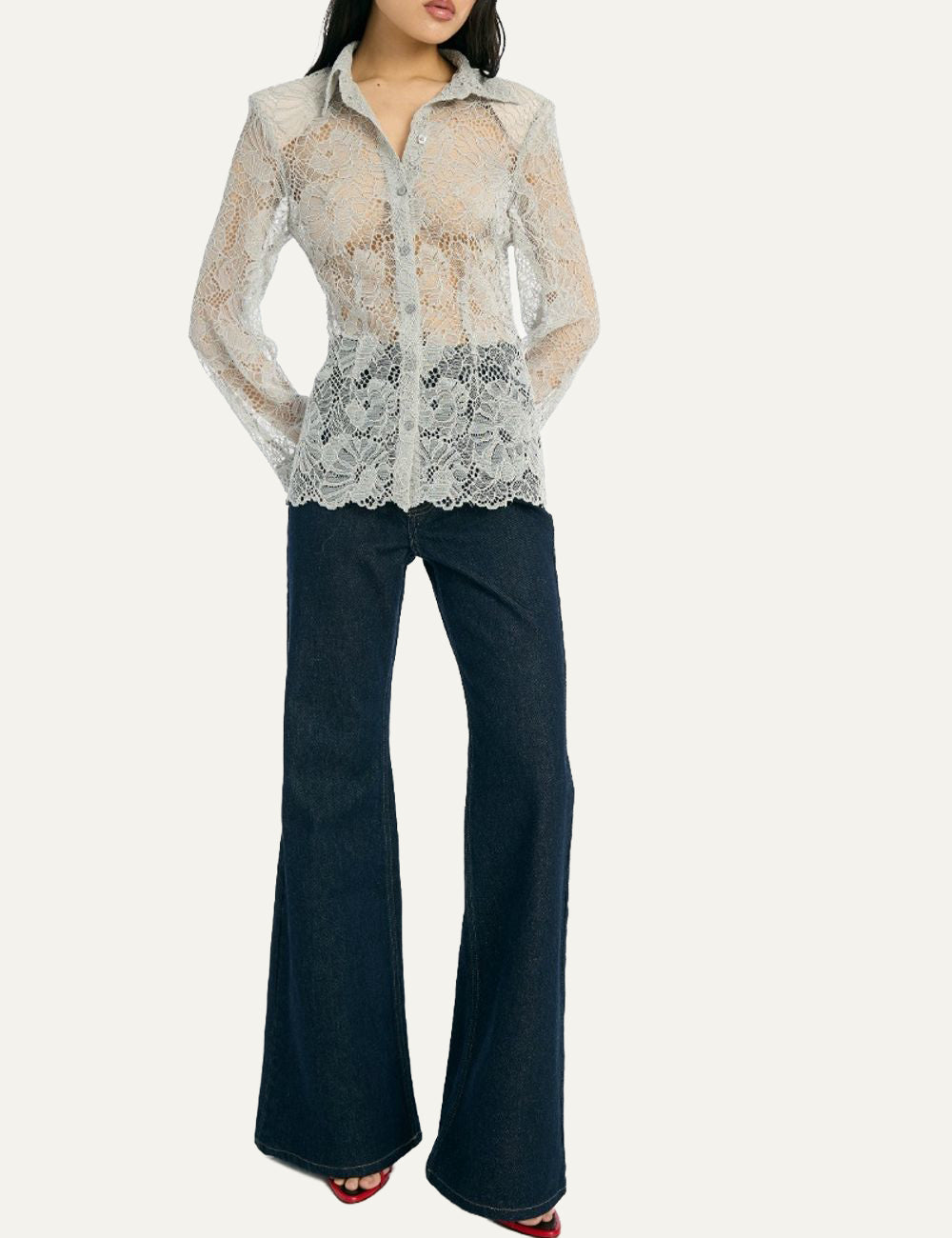 Rotate floral lace shirt φορεμένο σε μοντέλο με wide leg denim