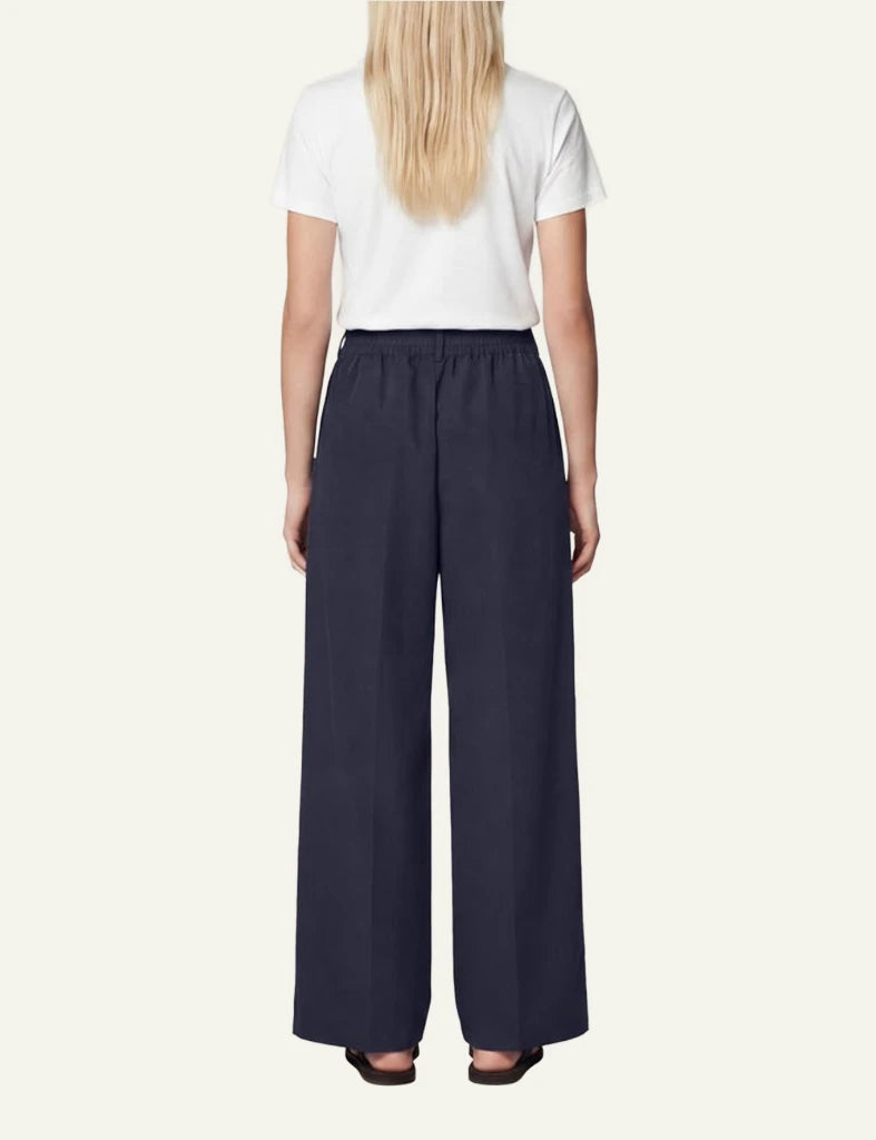 Save The Duck carrot fit pant navy gabardine high waist back model view