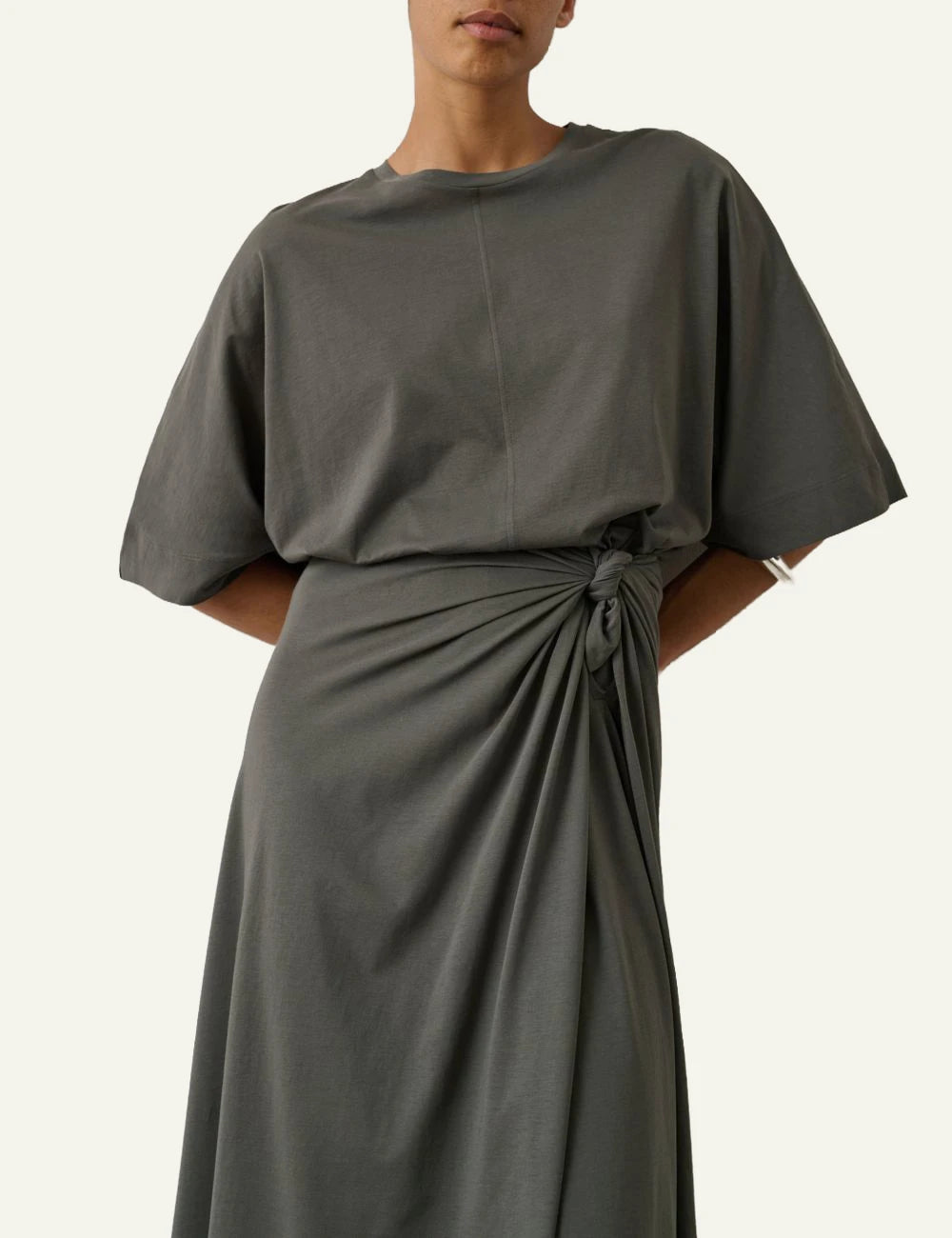 Soeur Helsinki t-shirt dark grey oversized cotton mid sleeve front detail