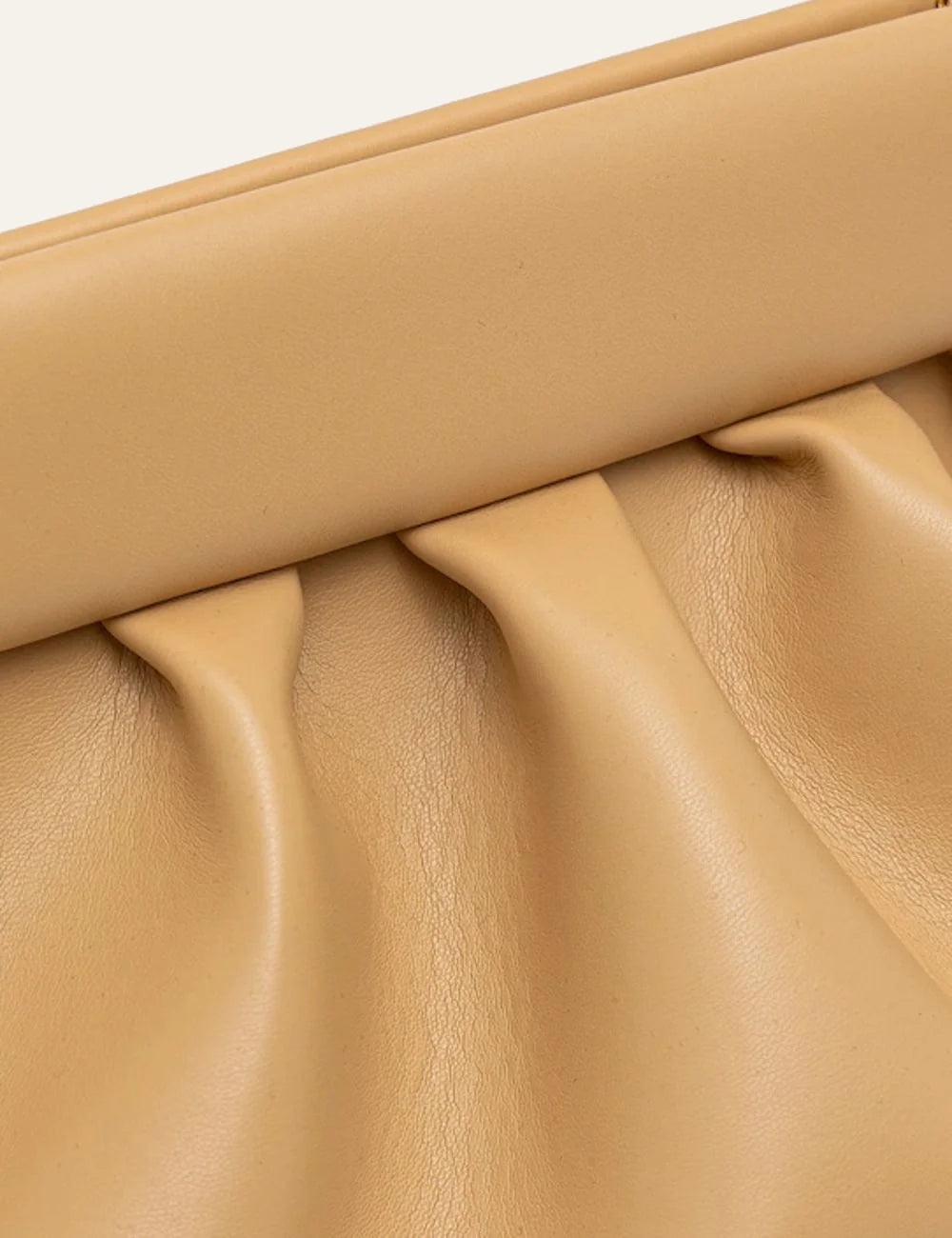 Themoire Bios bag camel soft folds detail