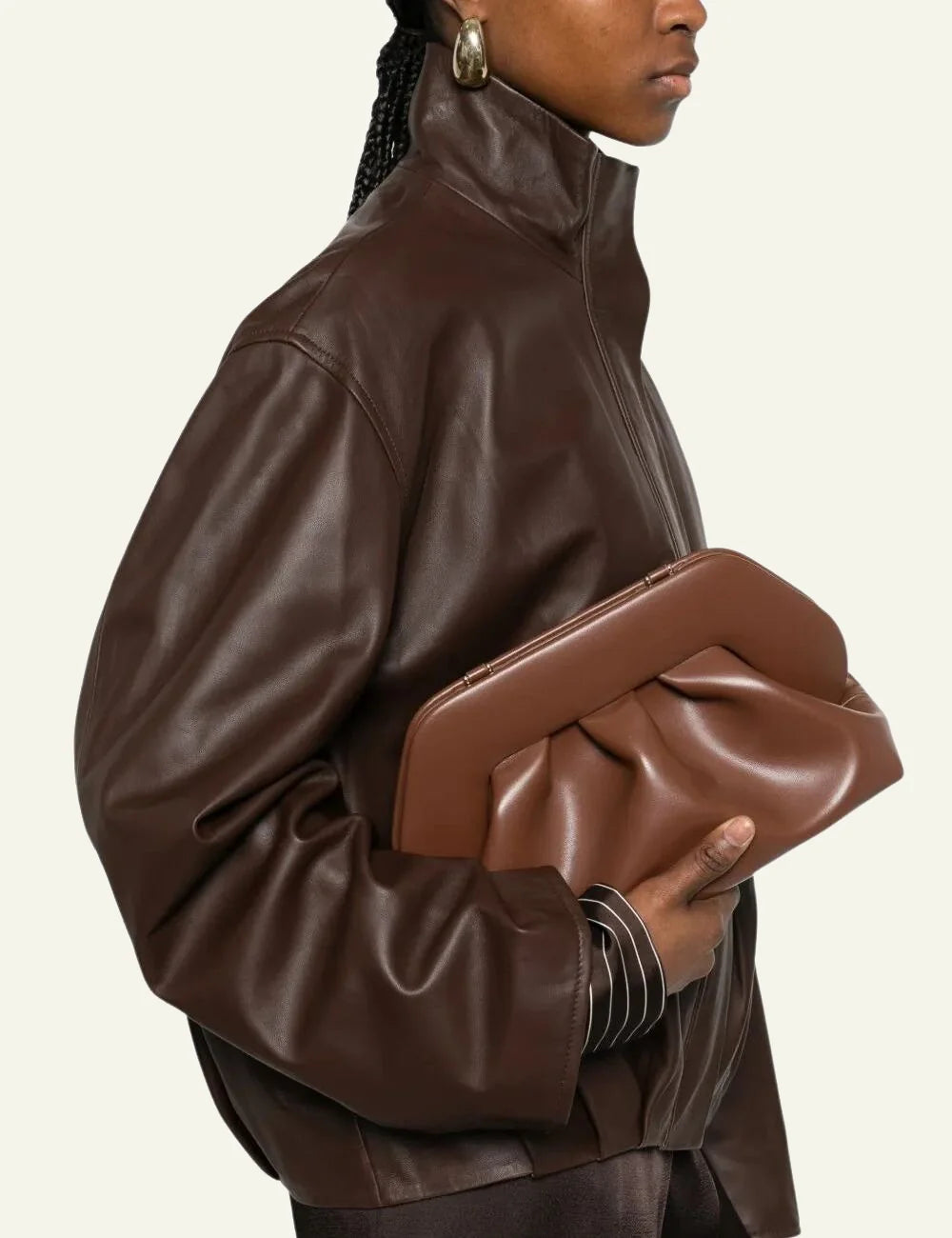 THEMOIRè Bios Medium Friar Brown blue vegan bag front model view