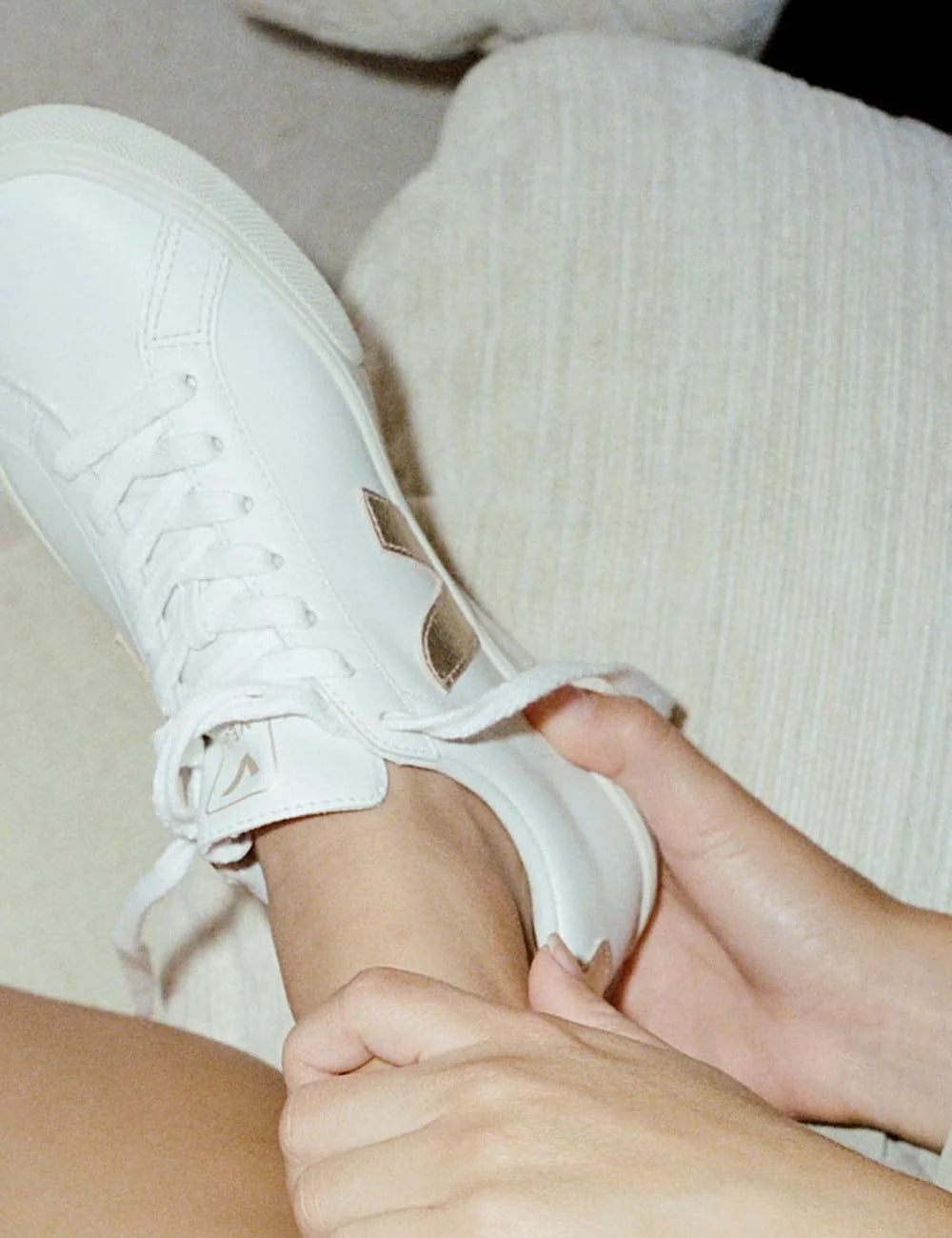 veja campo leather sneakers white gold model view
