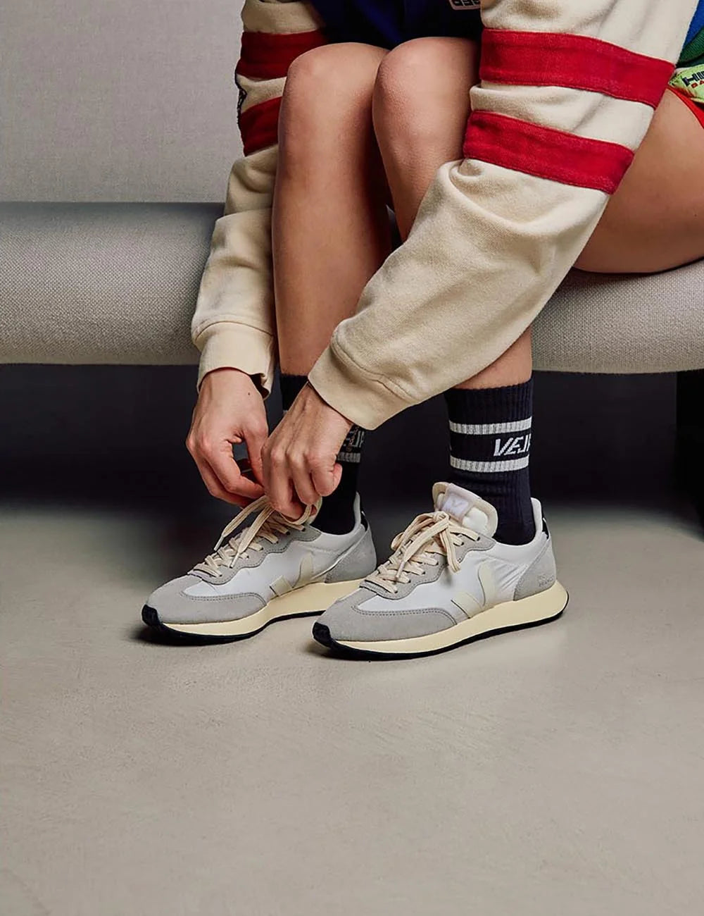 veja rio branco ii sneakers natural grey model view