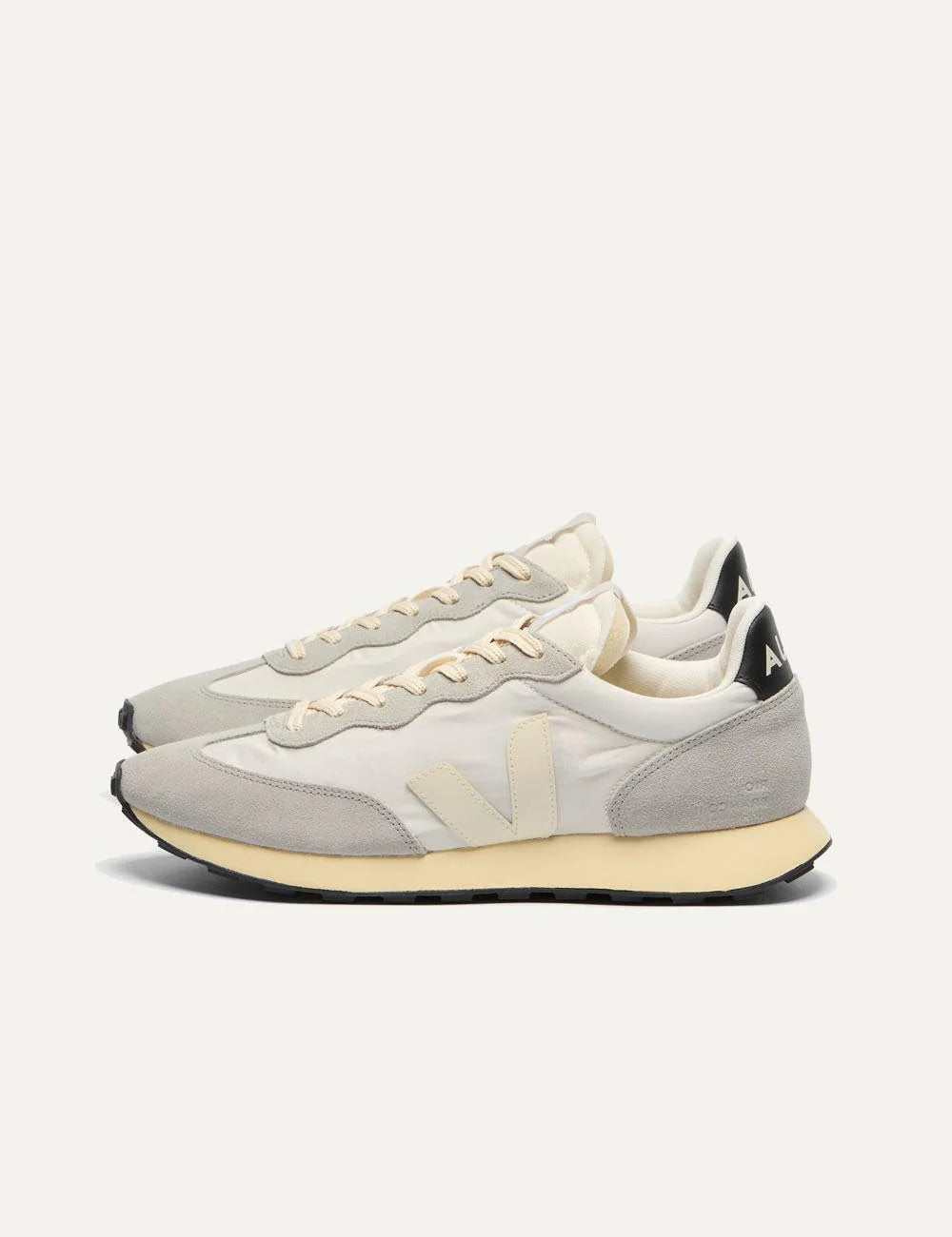 veja rio branco ii sneakers natural grey profile view
