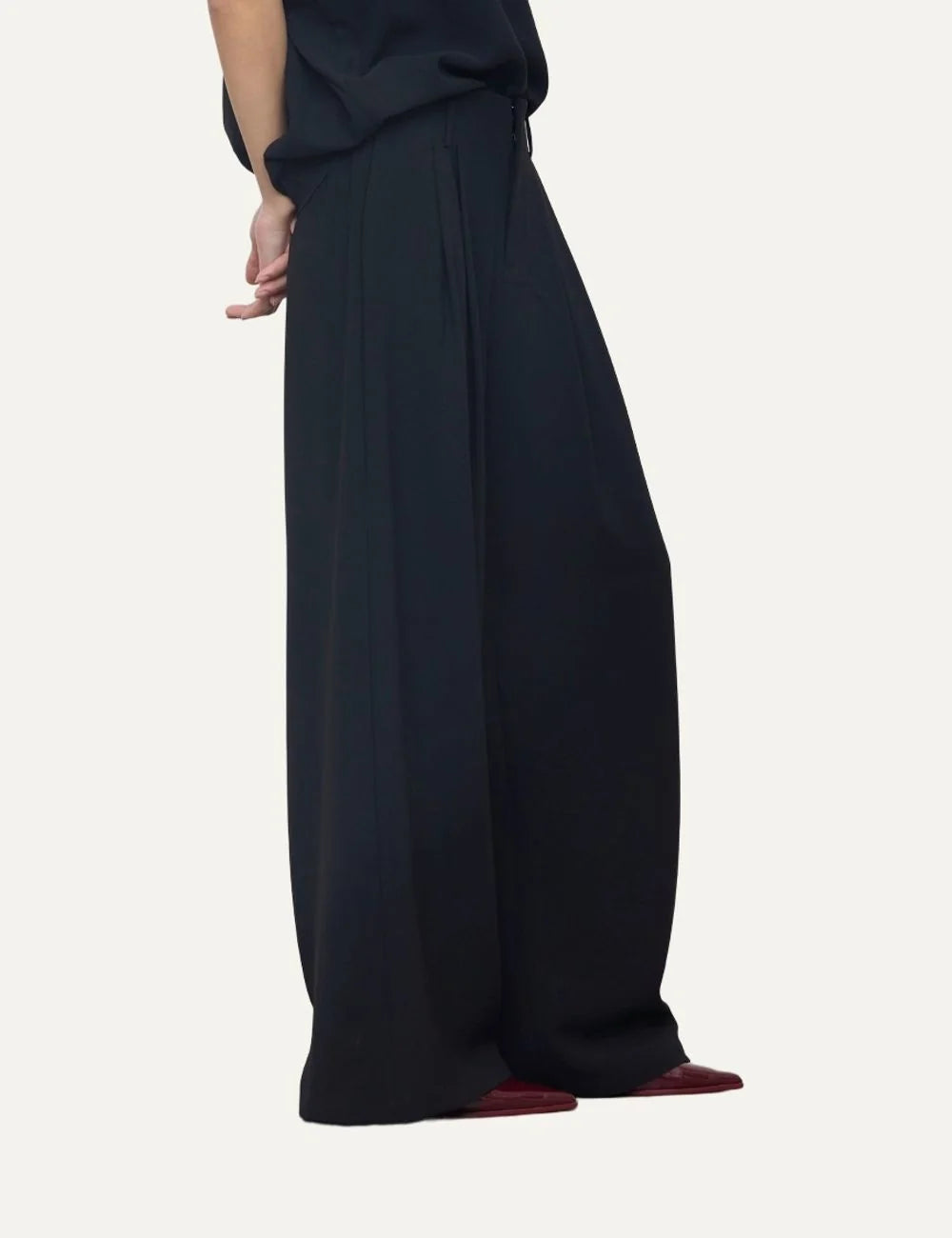 Women's Eleh black high-waisted wide-leg trousers with front pleats, belt loops and flowing silhouette side
